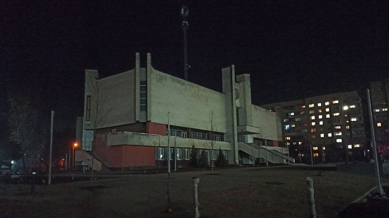 Як освітлений сквер Героїв Майдану біля Палацу урочистих подій у Луцьку?