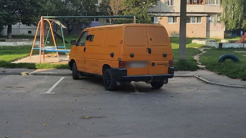 Збив огорожу, нецензурно лаявся та чіплявся до людей: у Луцьку затримали п’яного водія