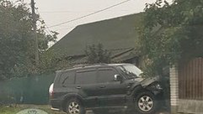 Ранкова ДТП у Володимирі: Mitsubishi влетів у паркан. ФОТО