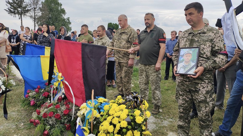 У Рожищенській громаді в останню дорогу провели захисника України Володимира Сіліка