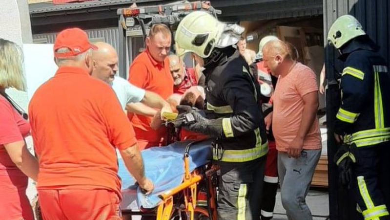 У Луцьку на 21-річного хлопця впали дерев'яні плити. ФОТО