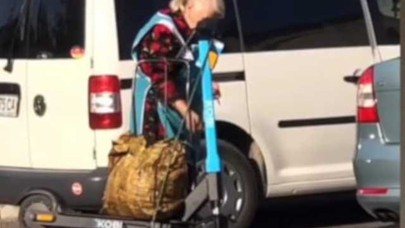 Миколаївські пенсіонерки попалися на «викраденні» електросамокатів. ВІДЕО