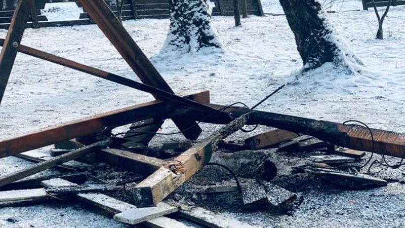 У волинському рекреаційному пункті вандали спалили дитячу гойдалку та паркан. ФОТО