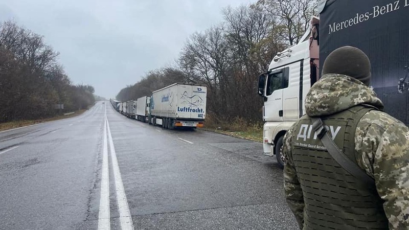 Прикордонники викрили канал незаконного перетину кордону «далекобійниками»