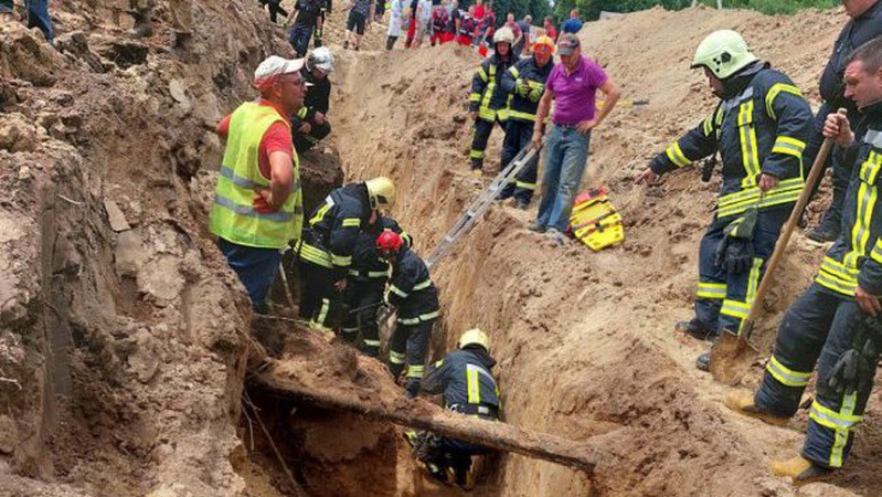 У Луцьку врятували двох чоловіків, яких засипало землею. ФОТО.ВІДЕО