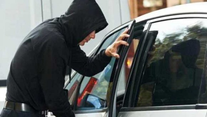 Вночі викрали «Lexus», який залишили біля ресторану в Луцьку