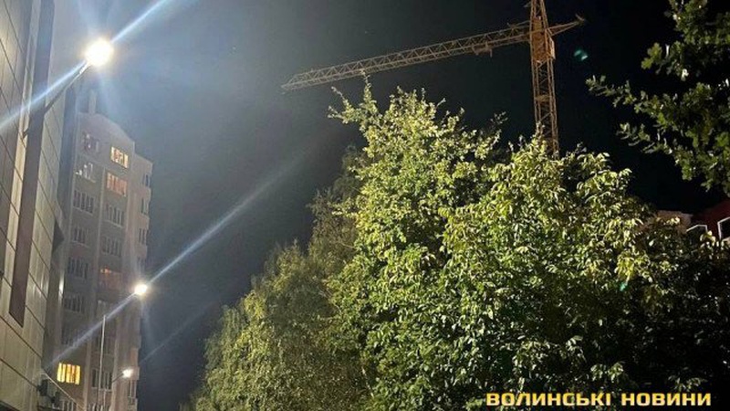 У Луцьку чоловік виліз на стрілу крана та хоче зістрибнути