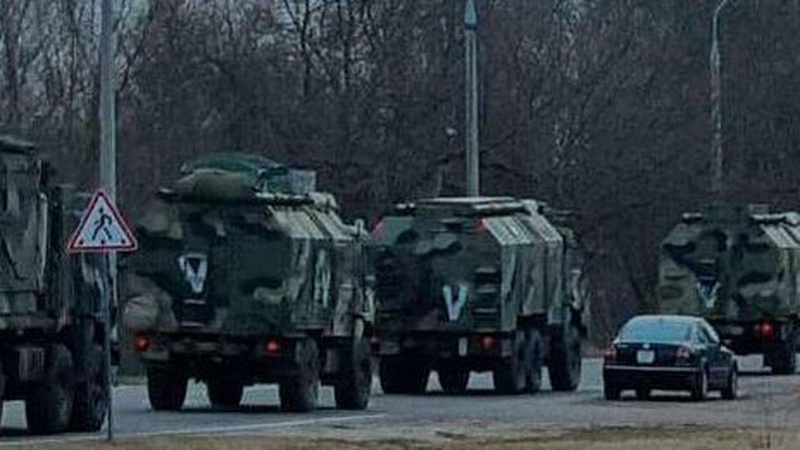 Небезпечну колону російських військ з позначкою «V»  вщент розгромлено