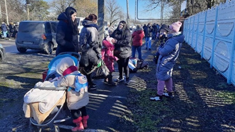 «Ми вже добу не їли і не спали»: примусово евакуйованим мешканцям Донбасу не вистачає місць у готелях