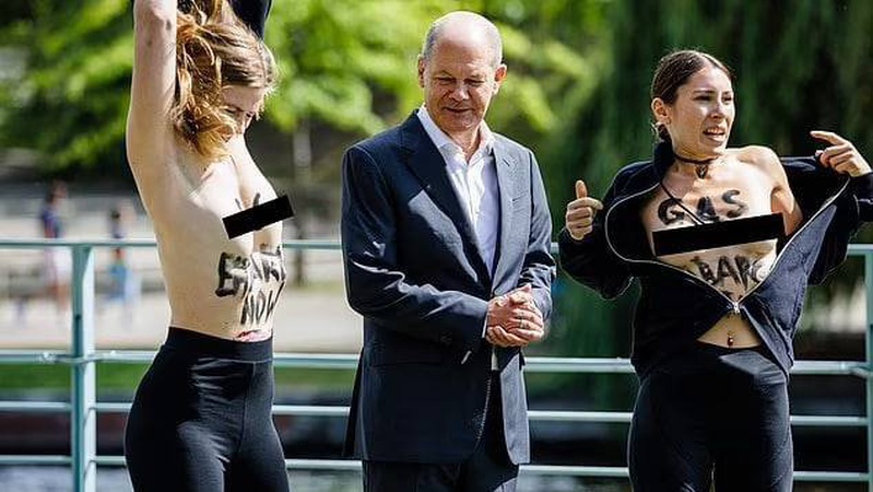 У Німеччині активістки показали Шольцу груди з вимогою ввести газове ембарго проти росії