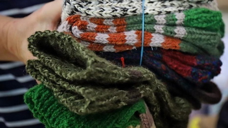 Волинянка вісім років в’яже шкарпетки на передову