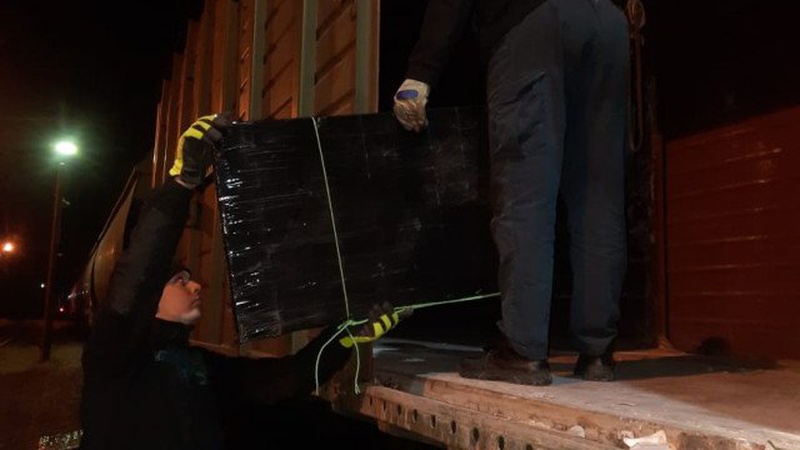 Волинські прикордонники виявили у вантажному вагоні 8 пакунків контрабандних цигарок. ФОТО