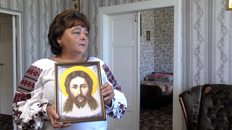 Волинянка вишила 32 ікони і карту України