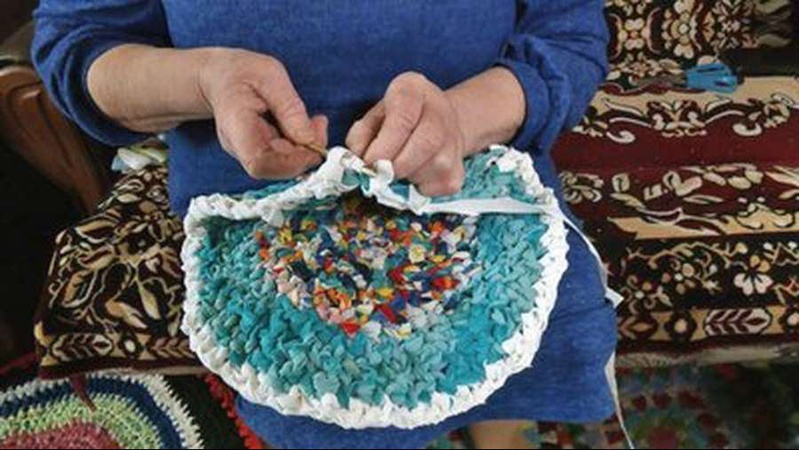 На Волині бабусі-волонтерки плетуть килимки для військових.ВІДЕО