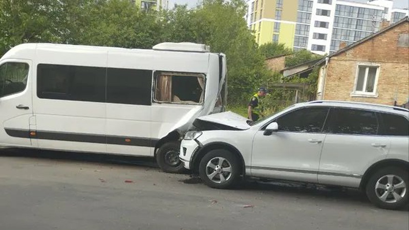 ДТП у Луцьку: легковик влетів у бус