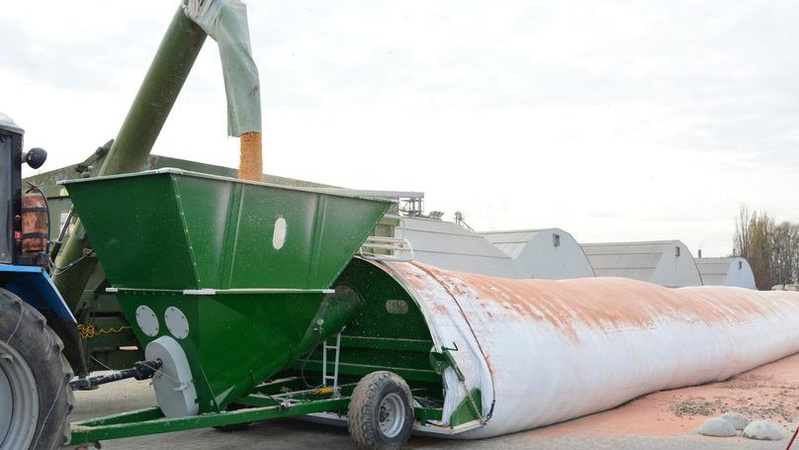 Волинським аграріям подарували рукави для зберігання зерна