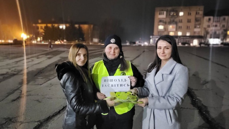 Пішохід – засвітись: волинянам роздали світловідбивальні елементи