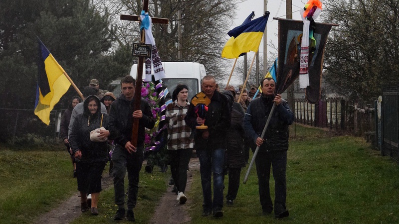 Втратив здоров’я на війні: у селі на Волині попрощалися з Героєм Сергієм Мухою