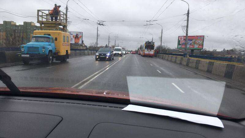 У Луцьку на мосту стали тролейбуси: рух ускладнений