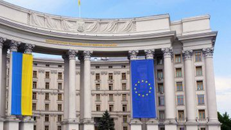Жодне посольство не повідомляло про наміри залишити Україну, – МЗС