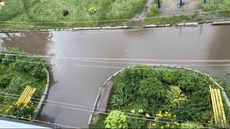 «По коліна в болоті»: мешканці багатоповерхівки у Луцьку 50 років чекають ремонту двору. ФОТО. ВІДЕО