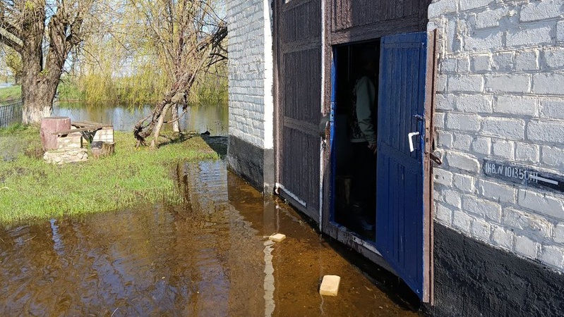 У громаді на Волині розкопали дамбу, щоб зупинити підтоплення