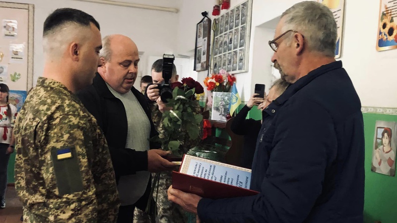 Орден «За мужність»: батькам загиблого волинянина Олега Олеся вручили посмертну нагороду сина