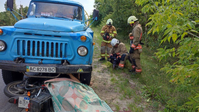 У Любешові під колесами молоковоза загинула водійка скутера