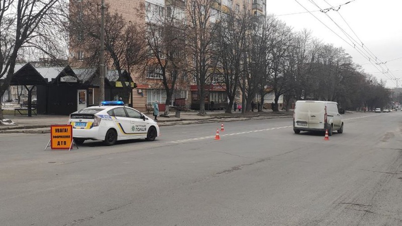 Лікарі розповіли про стан дитини, яку на переході у Луцьку збили разом із мамою