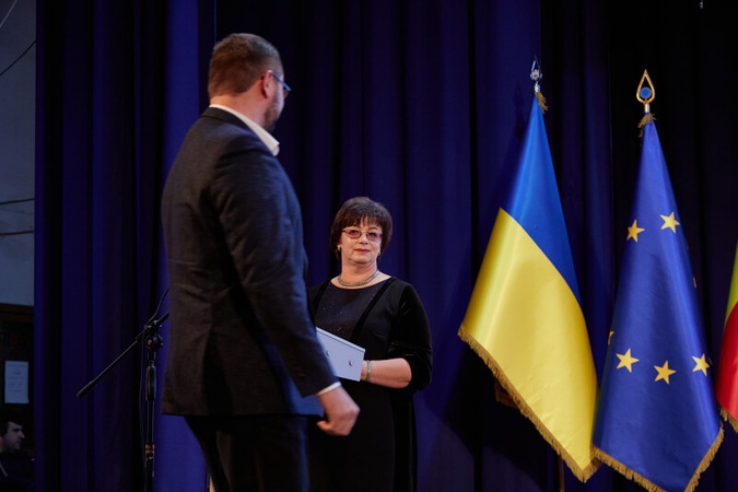 Поліщук вручив грамоту голові виборчої комісії, яка оголосила його мером Луцька