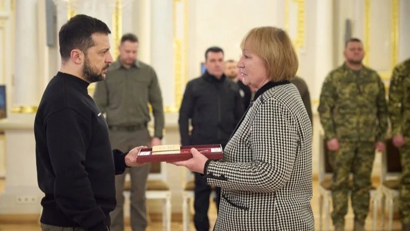 Зеленський вручив Золоту Зірку матері розстріляного окупантами Олександра Мацієвського
