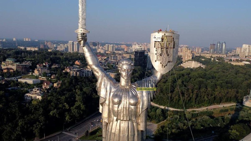 Тризуб закріплюють на щиті «Батьківщини-матері»