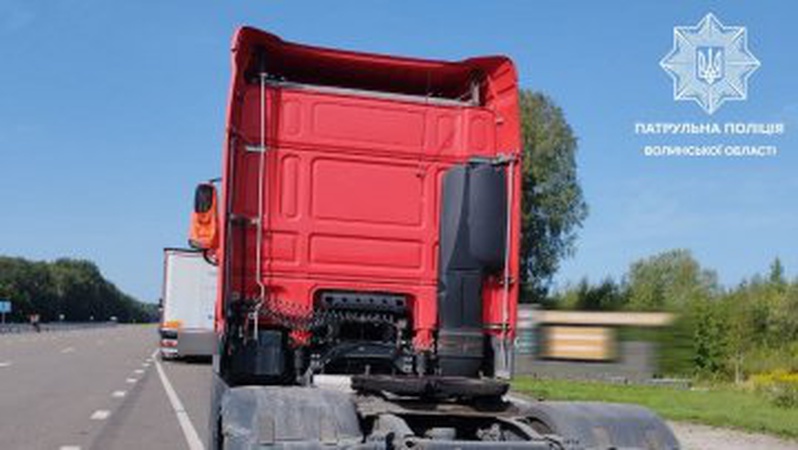 На Волині п’яний водій вантажівки в’їхав у припаркований автомобіль