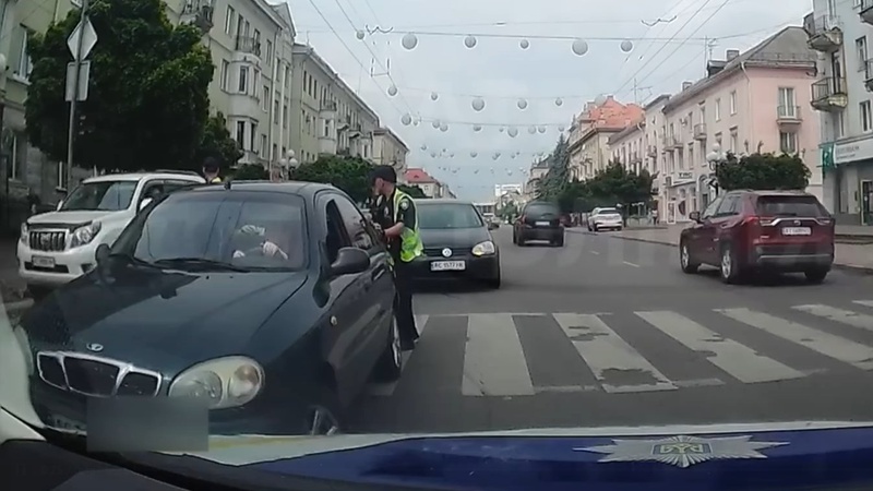 У Луцьку патрульні допомогли водійці відштовхати авто, яке «заглохло» на «зебрі»