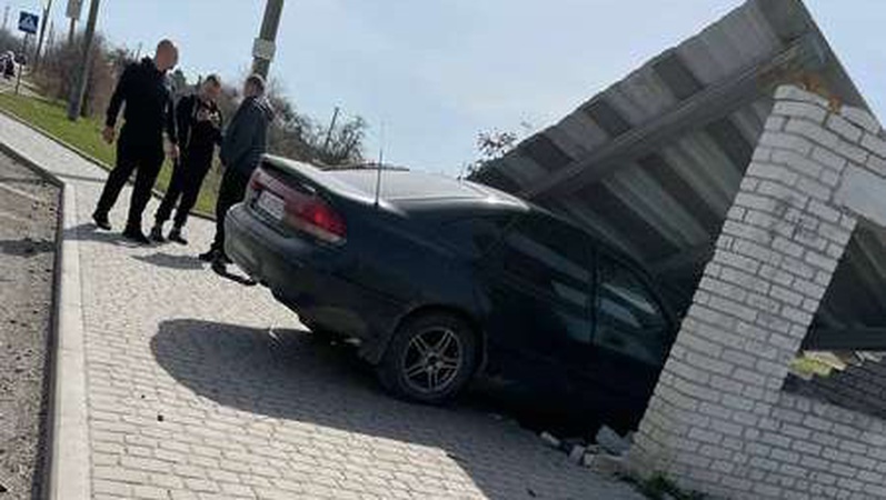 ДТП у Луцьку: іномарка протаранила зупинку