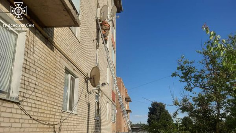 На Волині рятувальники визволили із зачиненої квартири жінку, яка потребувала допомоги