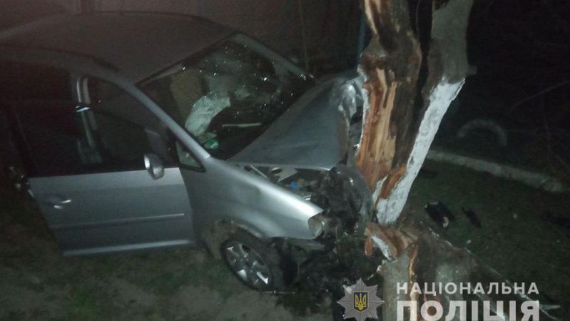Забрали в лікарню: волинянин з’їхав з дороги і врізався в дерево