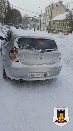 У Луцьку «відчитали» водія, який припаркувався на тротуарі
