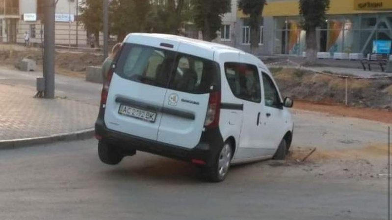 У центрі Луцька авто провалилося в яму