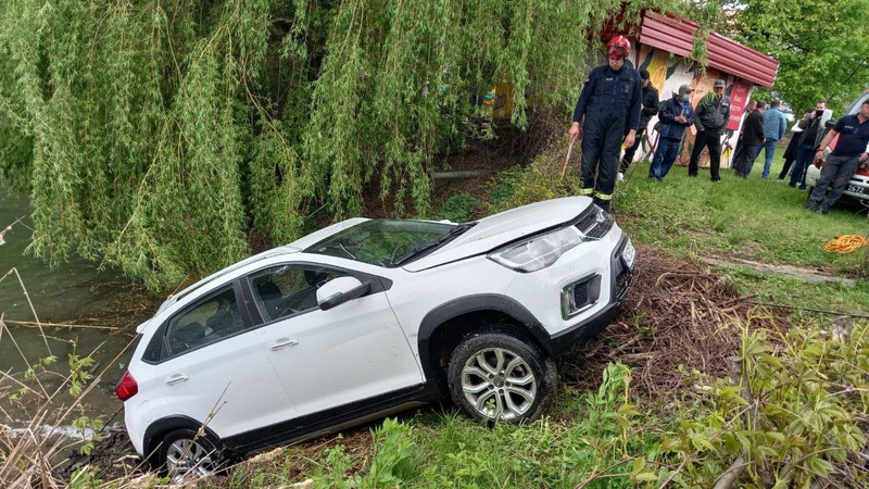 Як у Луцьку водолази витягали зі ставка автомобіль. ВІДЕО