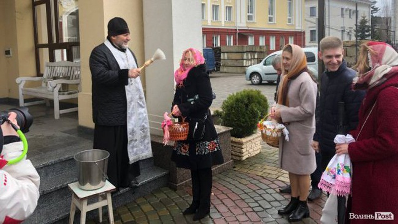 У луцькому соборі освячують великодні кошики. ФОТО