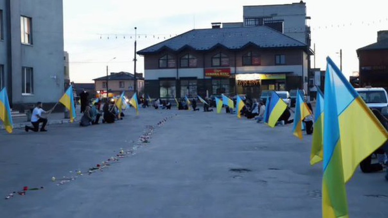 На колінах та з синьо-жовтими стягами: громада на Волині зустріла Героя Романа Макаревича