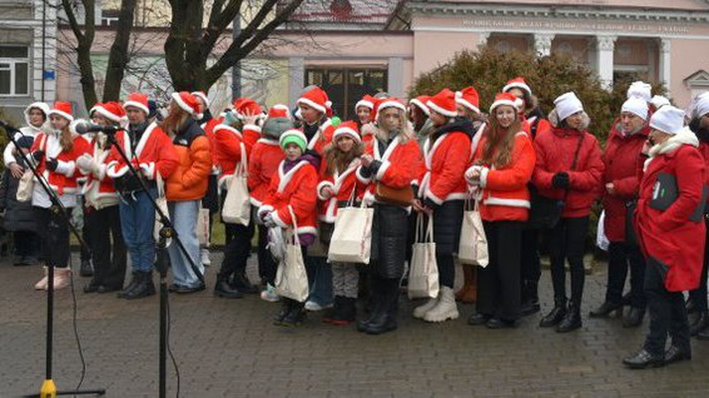 У Луцьку влаштували святкову акцію біля пам’ятника Святому Миколаю