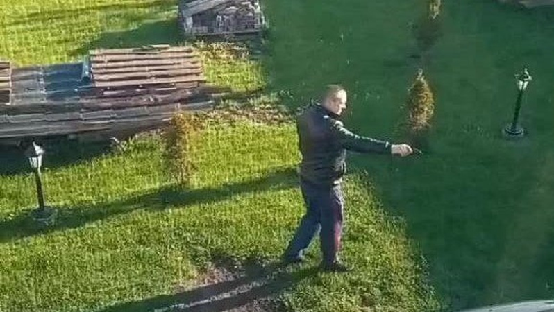 Назвали ім’я стрілка, який проник у будинок в Боголюбах, і погрожував вбити господарів. ВІДЕО