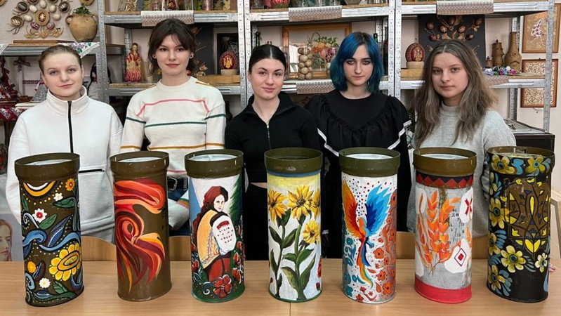 Студентки педколеджу розмалювали тубуси для благодійного аукціону