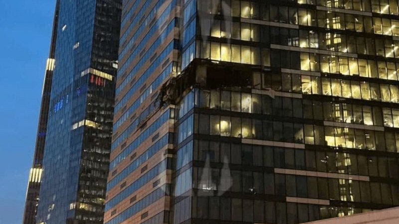 Уночі Москву знову атакували безпілотники: один з них влучив у бізнес-центр «Москва-Сіті»