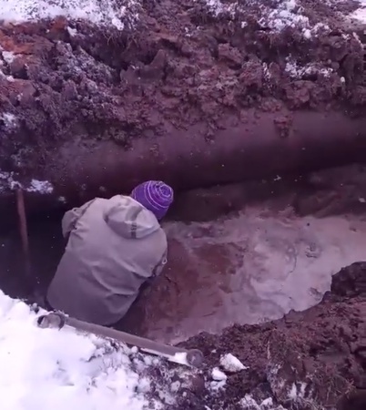 Як працівники «Луцькводоканалу» в мороз у воді ліквідували порив води. ВІДЕО
