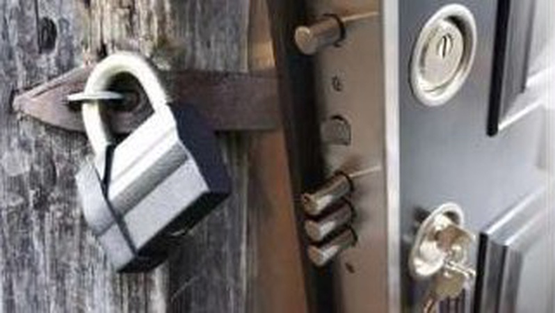 Зірвав замок з дверей: на Волині чоловік обікрав односельчанку