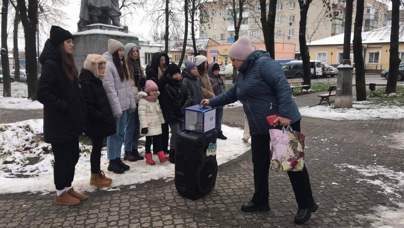 Негода не завада: у центрі Рожища діти співають заради ЗСУ