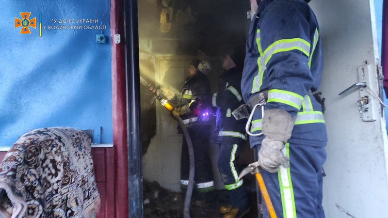 Поки гасили пожежу місцеві жителі, 11-річний хлопчик з Волині ледь не згорів